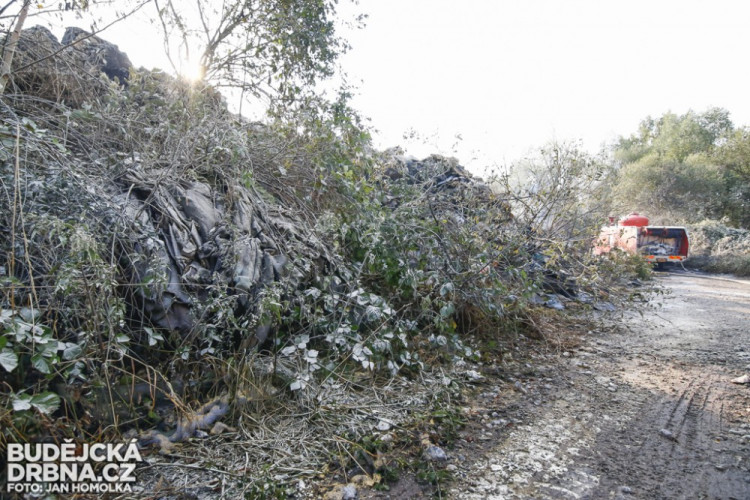 Požár nelegální skládky v Budějcích