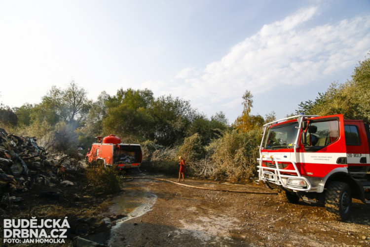 Požár nelegální skládky v Budějcích