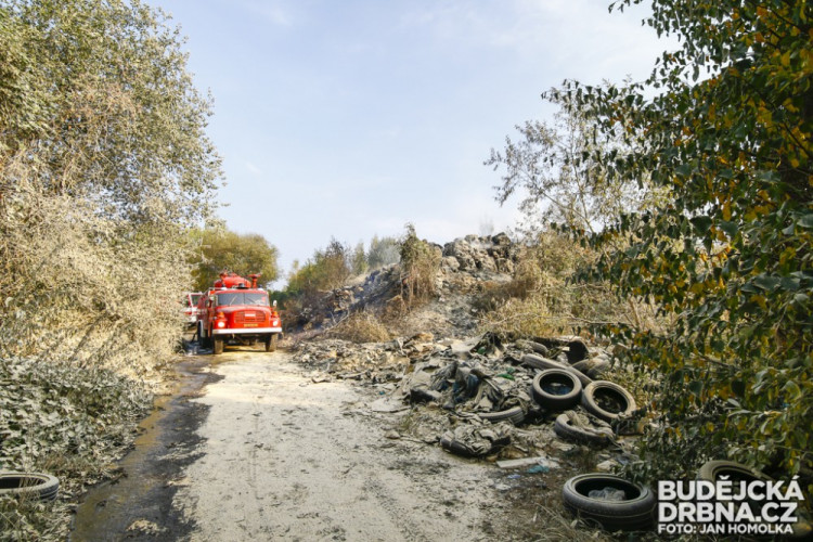 Požár nelegální skládky v Budějcích