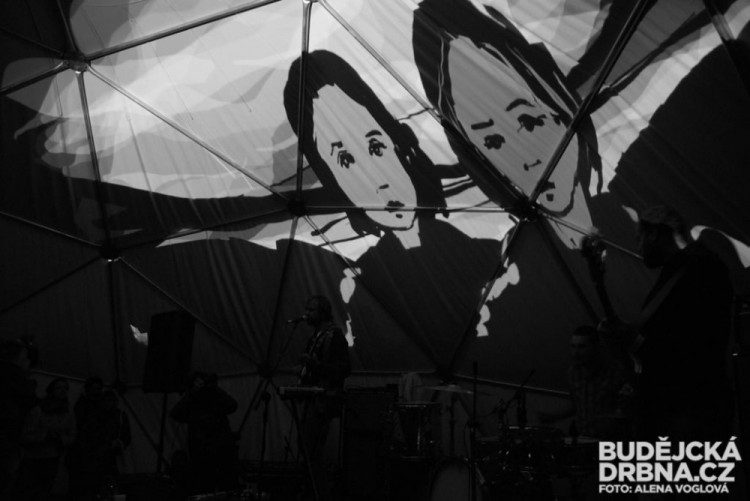 Geniální projekce. Obrázky vznikaly přímo za kapelou Pleas The Treas