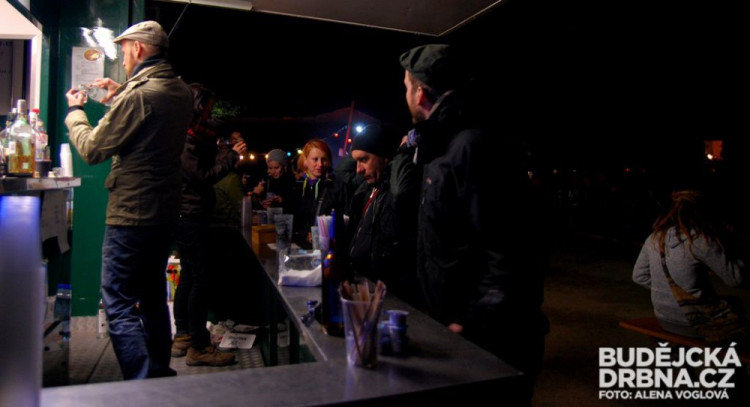 Chlad nenechal pult s nápoji chvíli prázdný