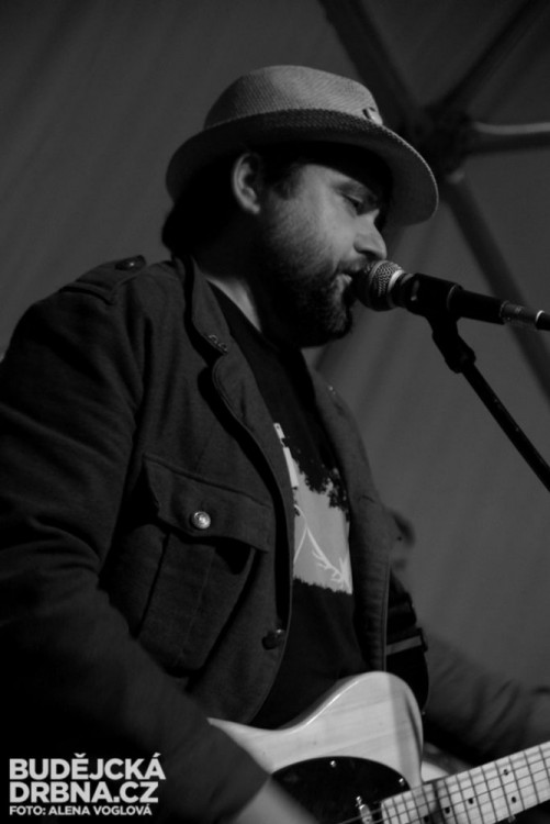 Kapela Walden rozvášnila publikum natolik, že zpěvák kapely skončil s boulí na hlavě