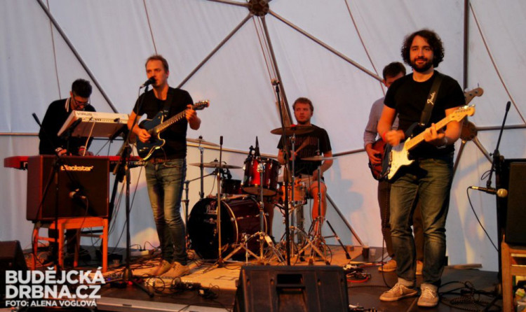 První sobotní koncert odehrála kapela Dalekko