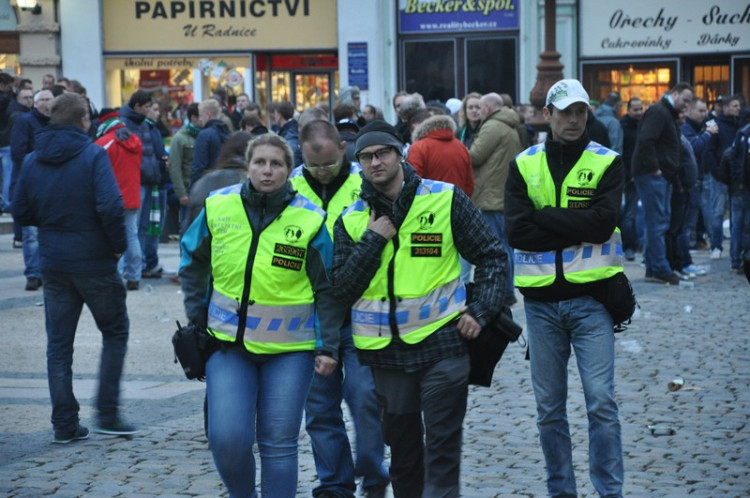 Libercem prošel pochod fanoušků Groningenu, policie musela zasahovat