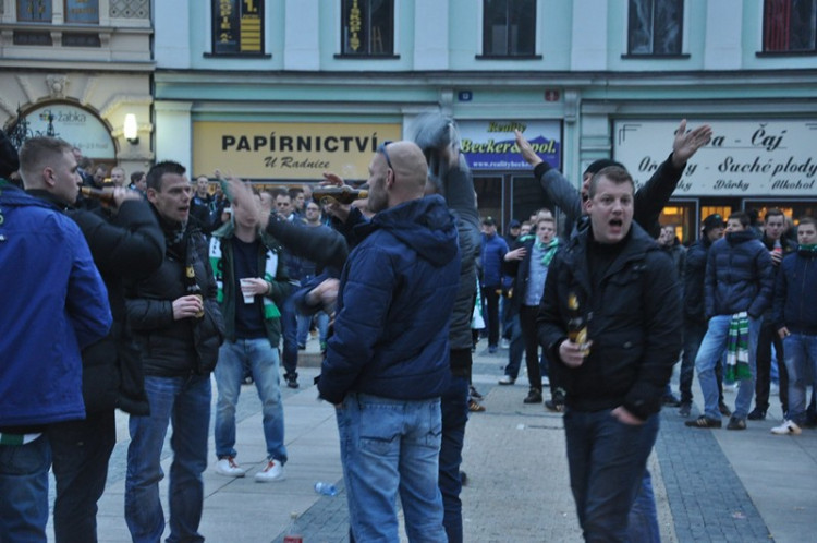 Libercem prošel pochod fanoušků Groningenu, policie musela zasahovat