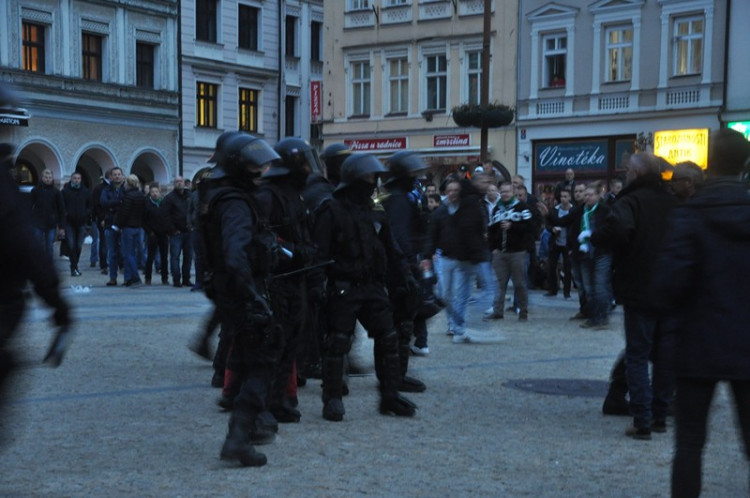 Libercem prošel pochod fanoušků Groningenu, policie musela zasahovat