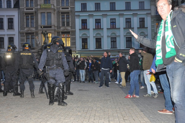 Libercem prošel pochod fanoušků Groningenu, policie musela zasahovat