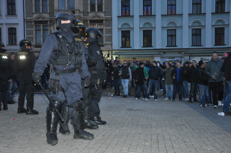 Libercem prošel pochod fanoušků Groningenu, policie musela zasahovat
