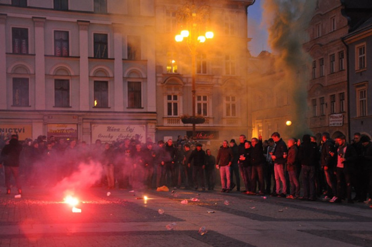 Libercem prošel pochod fanoušků Groningenu, policie musela zasahovat