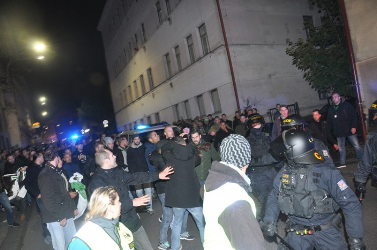 Libercem prošel pochod fanoušků Groningenu, policie musela zasahovat