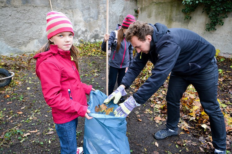 Studenti probouzejí park v Komenského ulici k životu