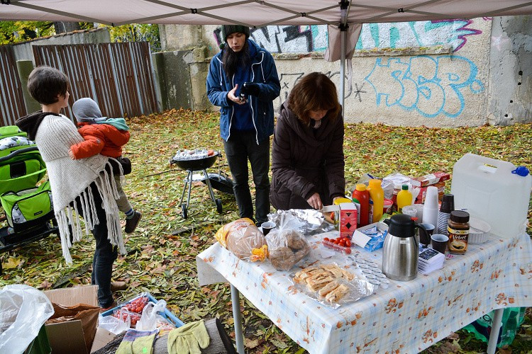 Studenti probouzejí park v Komenského ulici k životu
