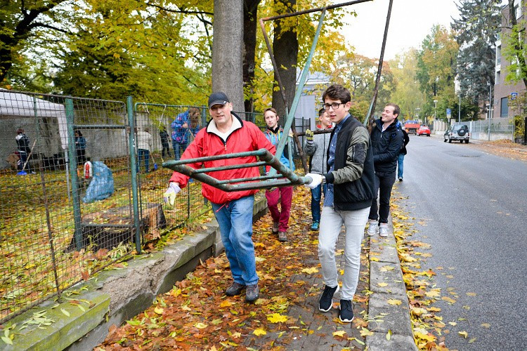 Studenti probouzejí park v Komenského ulici k životu