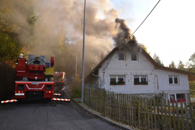Pět jednotek hasičů bojovalo s požárem domu na Starém Harcově
