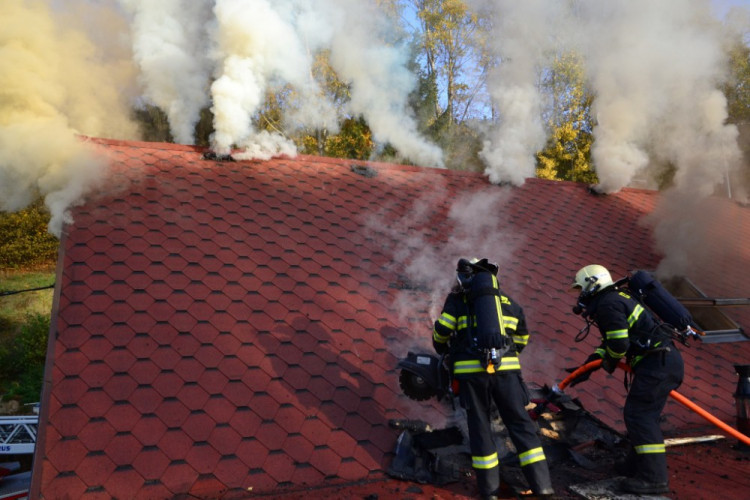 Pět jednotek hasičů bojovalo s požárem domu na Starém Harcově