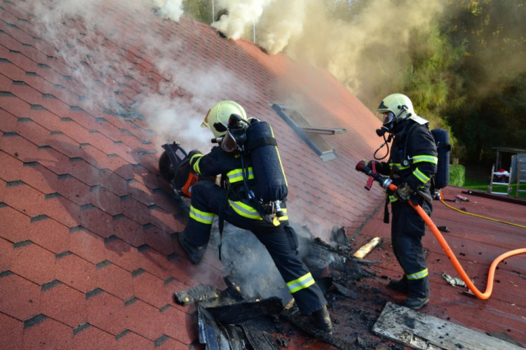 Pět jednotek hasičů bojovalo s požárem domu na Starém Harcově