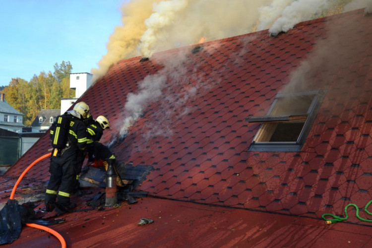 Pět jednotek hasičů bojovalo s požárem domu na Starém Harcově