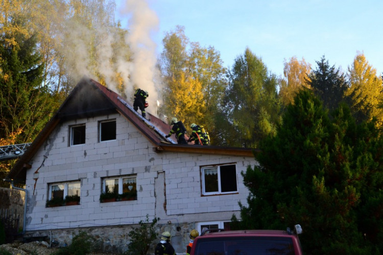 Pět jednotek hasičů bojovalo s požárem domu na Starém Harcově