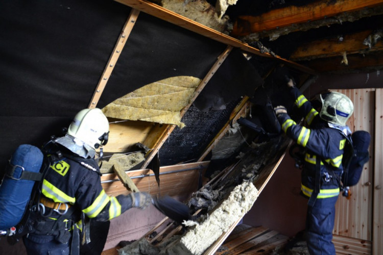 Pět jednotek hasičů bojovalo s požárem domu na Starém Harcově