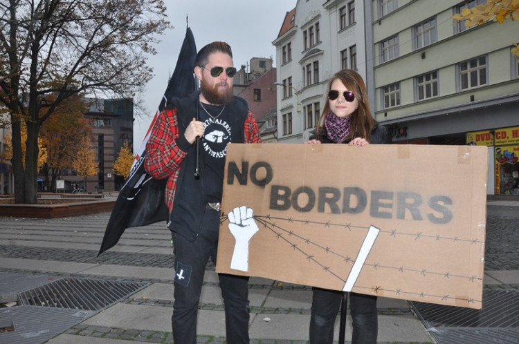 Demonstrace "Za naši kulturu a bezpečnou zem" před libereckou radnicí