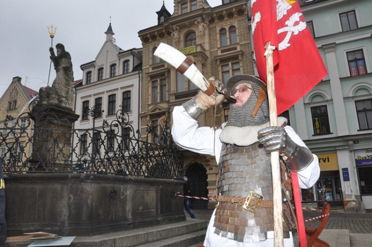 Demonstrace "Za naši kulturu a bezpečnou zem" před libereckou radnicí