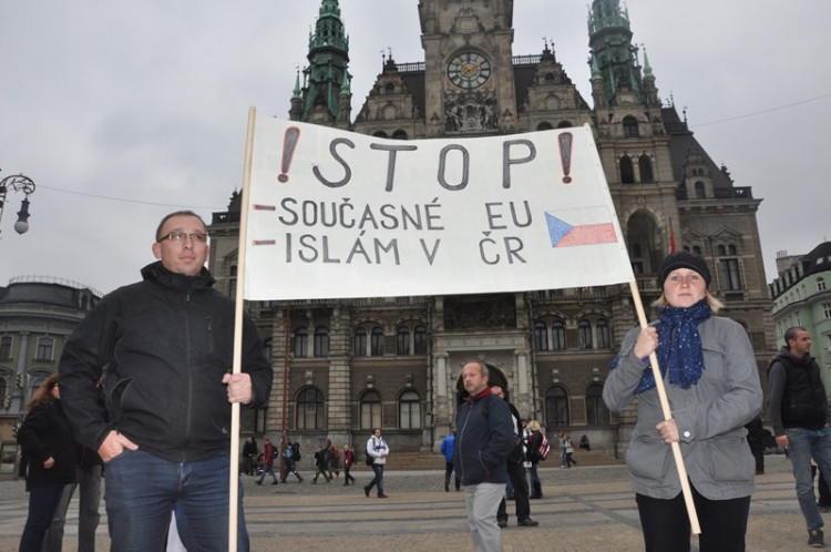 Demonstrace "Za naši kulturu a bezpečnou zem" před libereckou radnicí