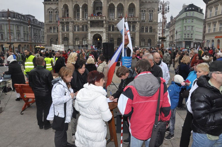 Demonstrace "Za naši kulturu a bezpečnou zem" před libereckou radnicí