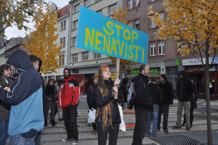 Demonstrace "Za naši kulturu a bezpečnou zem" před libereckou radnicí