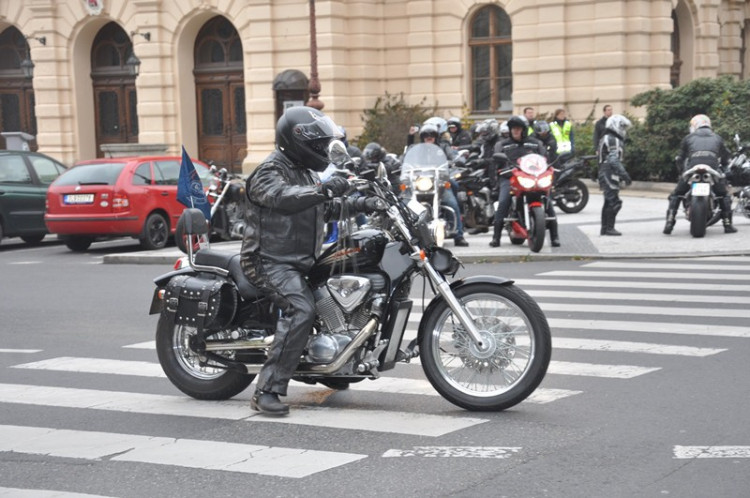 Demonstrace "Za naši kulturu a bezpečnou zem" před libereckou radnicí