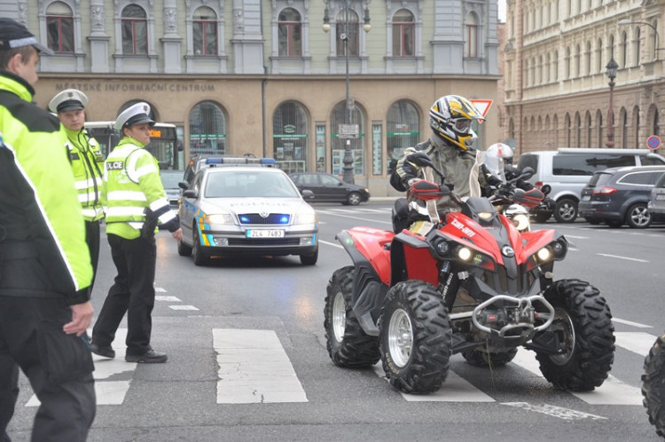 Demonstrace "Za naši kulturu a bezpečnou zem" před libereckou radnicí