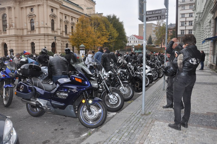 Demonstrace "Za naši kulturu a bezpečnou zem" před libereckou radnicí