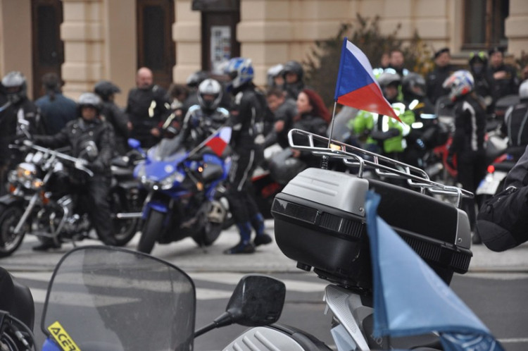 Demonstrace "Za naši kulturu a bezpečnou zem" před libereckou radnicí