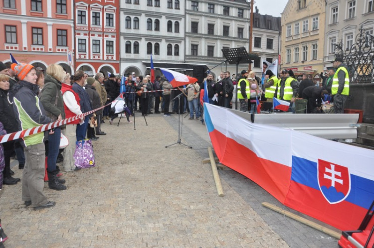 Demonstrace "Za naši kulturu a bezpečnou zem" před libereckou radnicí