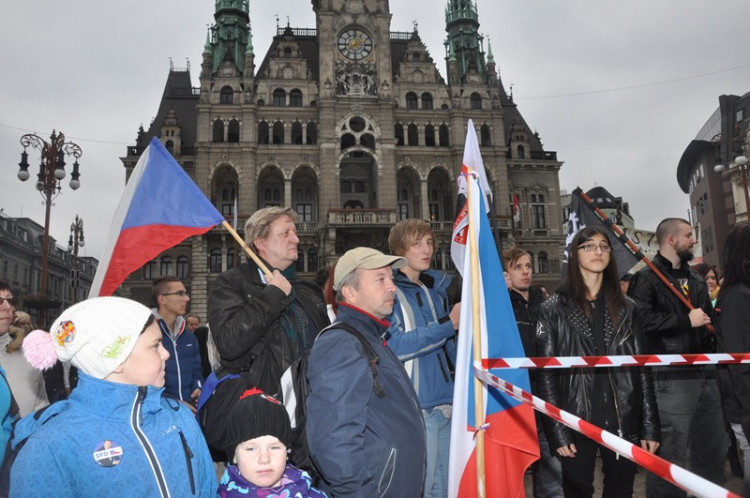 Demonstrace "Za naši kulturu a bezpečnou zem" před libereckou radnicí