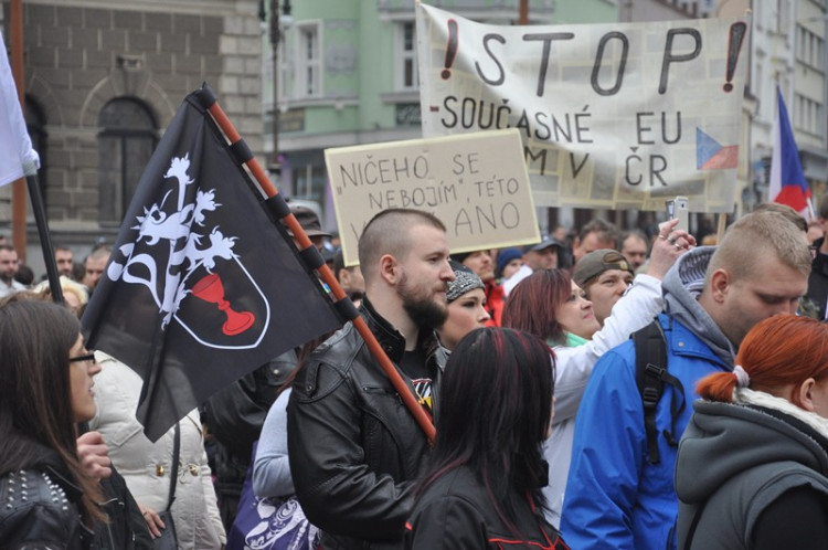 Demonstrace "Za naši kulturu a bezpečnou zem" před libereckou radnicí