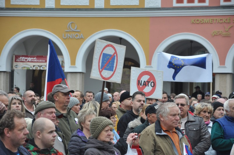 Demonstrace "Za naši kulturu a bezpečnou zem" před libereckou radnicí