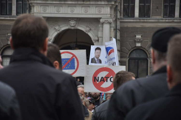 Demonstrace "Za naši kulturu a bezpečnou zem" před libereckou radnicí