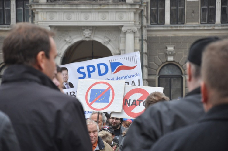 Demonstrace "Za naši kulturu a bezpečnou zem" před libereckou radnicí