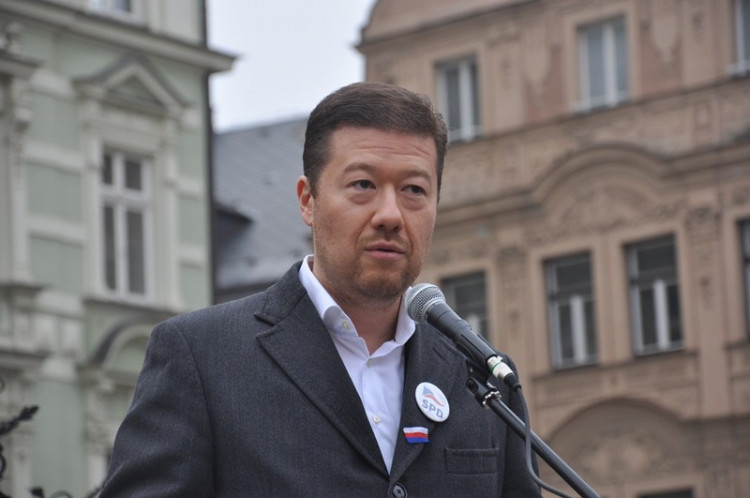 Demonstrace "Za naši kulturu a bezpečnou zem" před libereckou radnicí