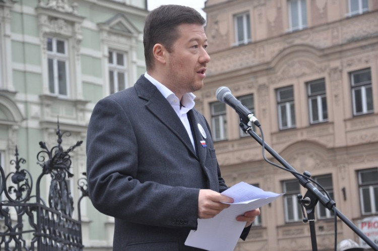 Demonstrace "Za naši kulturu a bezpečnou zem" před libereckou radnicí