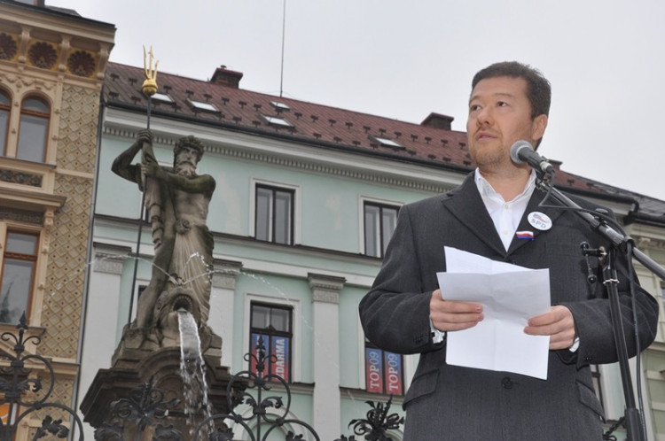 Demonstrace "Za naši kulturu a bezpečnou zem" před libereckou radnicí