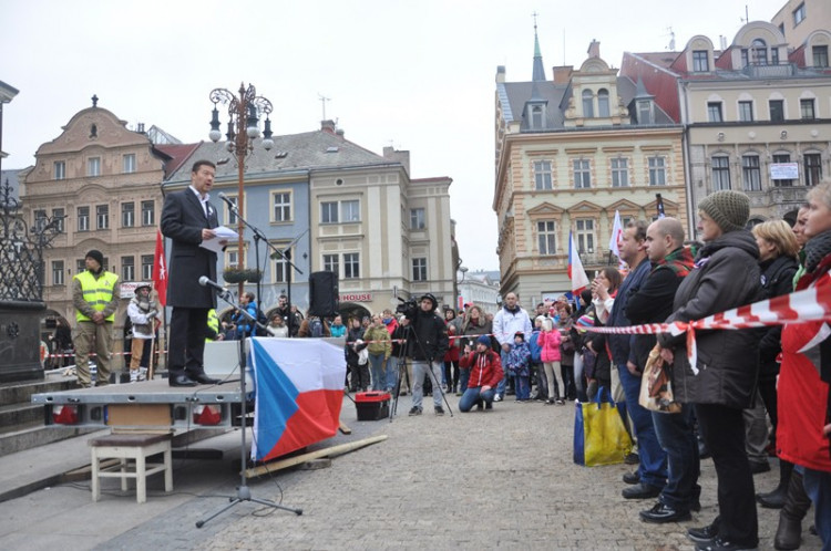 Demonstrace "Za naši kulturu a bezpečnou zem" před libereckou radnicí