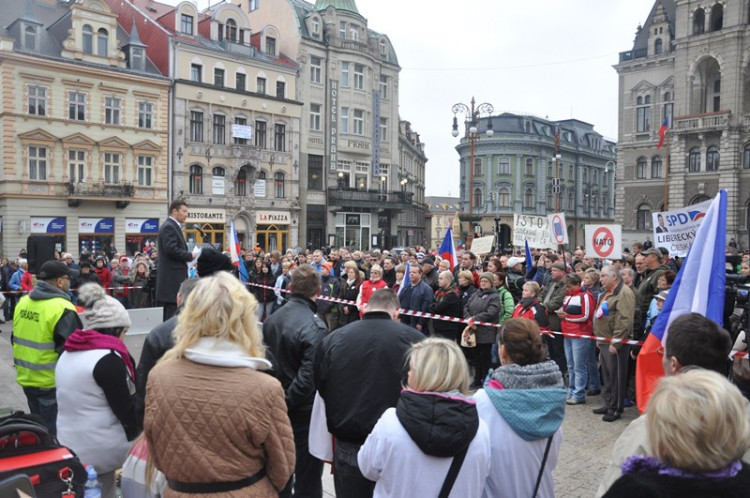 Demonstrace "Za naši kulturu a bezpečnou zem" před libereckou radnicí