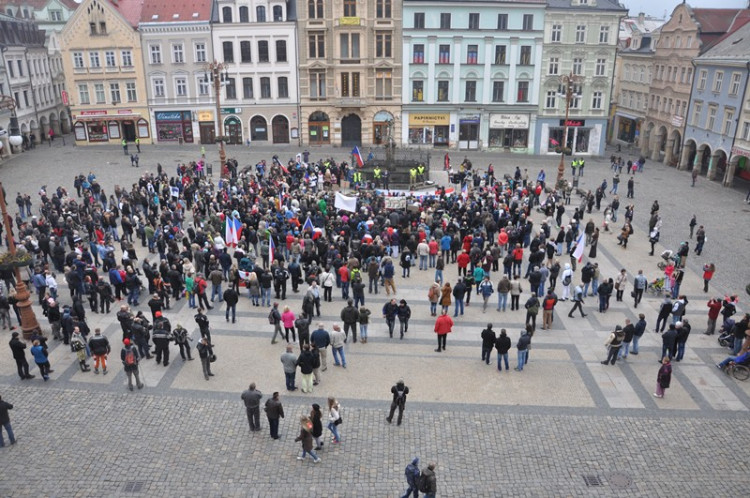 Demonstrace "Za naši kulturu a bezpečnou zem" před libereckou radnicí