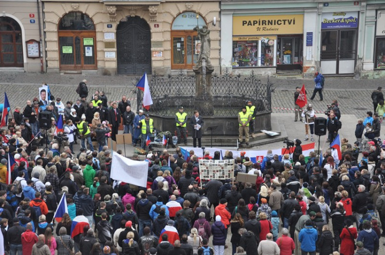 Demonstrace "Za naši kulturu a bezpečnou zem" před libereckou radnicí