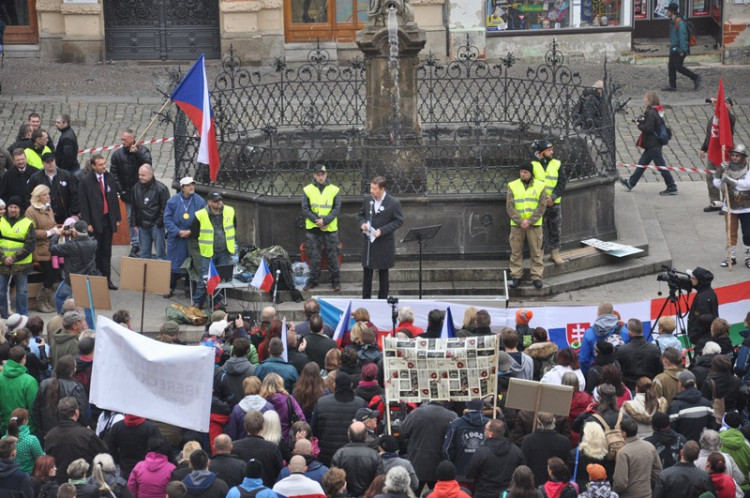 Demonstrace "Za naši kulturu a bezpečnou zem" před libereckou radnicí