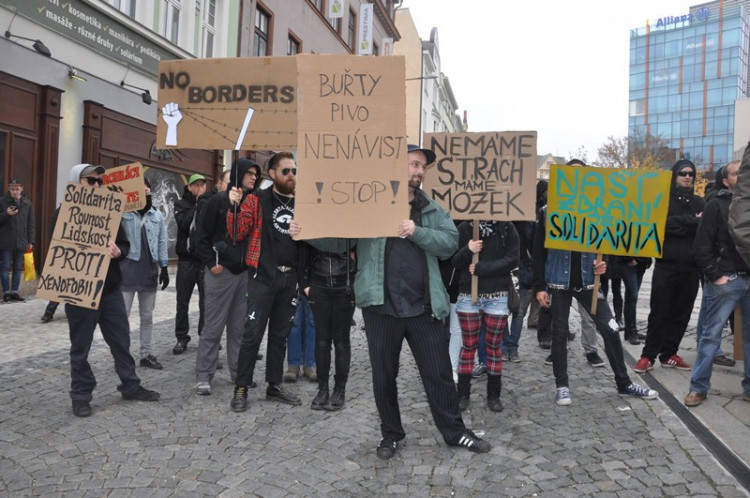 Demonstrace "Za naši kulturu a bezpečnou zem" před libereckou radnicí