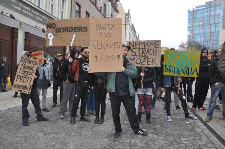 Demonstrace "Za naši kulturu a bezpečnou zem" před libereckou radnicí