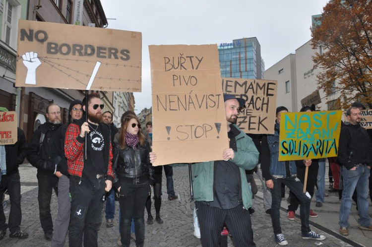 Demonstrace "Za naši kulturu a bezpečnou zem" před libereckou radnicí
