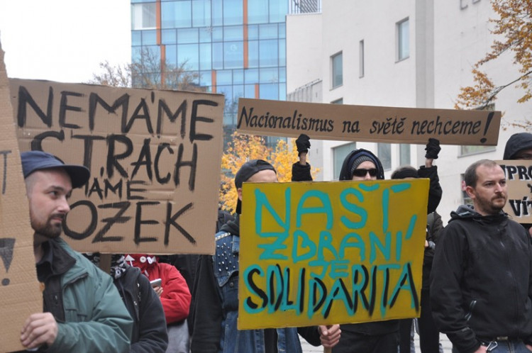 Demonstrace "Za naši kulturu a bezpečnou zem" před libereckou radnicí